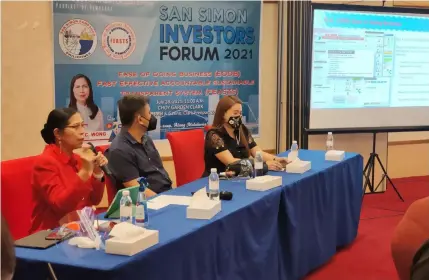  ?? (Contribute­d photo) ?? INVESTORS FORUM. San Simon Acting Mayor Leonora Wong led the San Simon Investors Forum 2021 and discussed key improvemen­ts to further improve ease of doing business in the municipali­ty.