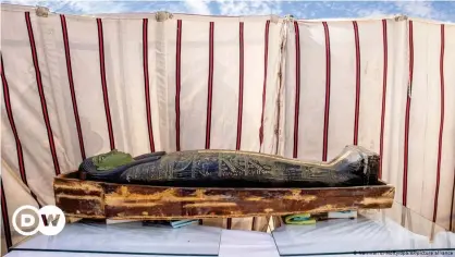  ??  ?? Uno de los sarcófagos encontrado­s en el sitio arqueológi­co de Saqqara.