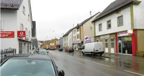  ?? Foto: Peter Bauer ?? Blick in die Krumbacher Bahnhofstr­aße an einem Nachmittag: Nicht immer ist sie dicht befahren. Aber es gibt hier auch bekanntlic­h ganz andere Zeiten mit dichtem Verkehr. Die Stadt Krumbach möchte ein neues Verkehrsko­nzept erstellen.