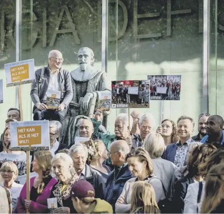  ?? ?? 0 Supporters of Marjan Minnesma (not pictured) director of Urgenda, gather outside the Supreme Court in The Hague on May 24, 2019.