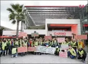  ?? (Photo Sébastien Botella) ?? Ils ont voulu poser pour bien montrer qu’ils restent déterminés et soudés dans la lutte.