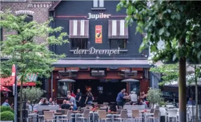  ?? FOTO RAYMOND LEMMENS ?? De vechtparti­j op het terras van Den Drempel dateert al van 22 mei.