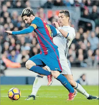  ?? MANÉ ESPINOSA / ARCHIVO ?? Lionel Messi y Cristiano Ronaldo, durante un Barça-Madrid de la temporada 2016-2017