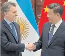  ??  ?? En China. Macri y el líder chino Xi Xinping, durante la cumbre del G20 en Hangzhou, en septiembre. Otro espaldaraz­o.