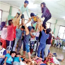  ?? PSC ?? TEAM BUILDING. Participan­ts of the Volunteers for Sports training perform a team building activity during the threeday event organized to prepare them for the Sports for Peace Children's Games set on Friday and Saturday, August 18 and 19, at Mergrande...