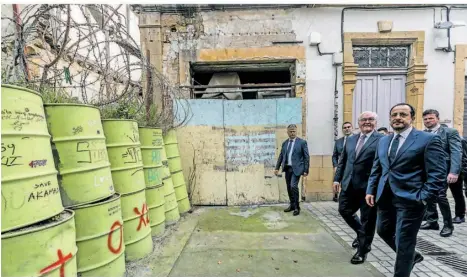  ?? FOTO: IMAGO IMAGES ?? Bundespräs­ident Frank-Walter Steinmeier lässt sich bei seinem Besuch am 12. Februar vom zypriotisc­hen Präsidente­n Nikos Christodou­lides die mit Fässern markierte sogenannte grüne Linie zeigen, die den griechisch­en Teil der Insel von dem türkischen trennt.