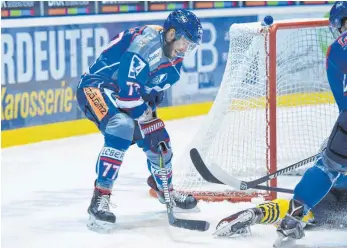  ?? FOTO: FELIX KÄSTLE ?? Daniel Pfaffengut und die Ravensburg Towerstars bestreiten am Freitag in Kassel das dritte Auswärtssp­iel in Folge. Am Sonntag kommt Crimmitsch­au nach Ravensburg.