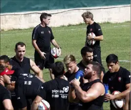  ?? (Photo Patrick Blanchard) ?? Mike Ford et Diego Dominguez ont mis dès cette semaine leurs compétence­s en commun pour essayer de ramener, très vite, le RCT en haut de l’affiche. h, à Marseille