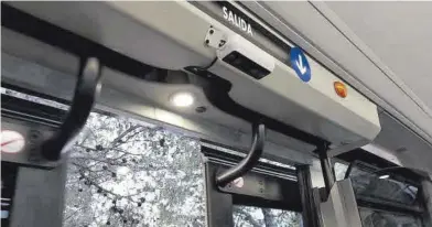  ?? EL PERIÓDICO ?? Los autobuses llevan cámaras en las puertas de descenso para controlar los aforos.