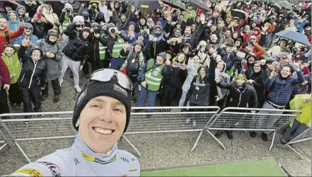  ?? FOTO: @TEAMEMIRAT­ESUAE ?? Selfie de Tadej Pogacar desde lo más alto del podio en Vallter, tras él unos valientes a los que no afectó ni el frío ni la lluvia