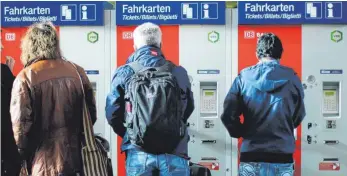  ?? FOTO: DPA ?? Fahrkarten­automaten am Dortmunder Hauptbahnh­of: Die diesjährig­e Preiserhöh­ung bei der Bahn fällt nur auf den ersten Blick wie versproche­n moderat aus.