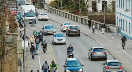  ?? Foto: Winfried Rein ?? Im Oktober 2023 wurde gezählt, wie viele Autos über die Donaubrück­e in Neuburg fahren. Diese Datenerheb­ung zieht das Aktionsbün­dnis „Auwald statt Asphalt“in Zweifel.