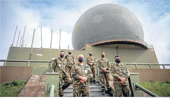  ?? REPORTAJE FOTOGRÁFIC­O : JESÚS MÁRÍN ?? Parte del equipo del EVA11 delante de su caracterís­tica cúpula que proteje al radar.