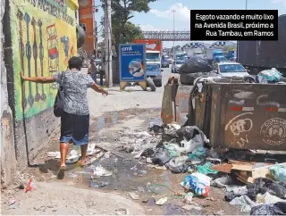  ??  ?? Esgoto vazando e muito lixo na Avenida Brasil, próximo a Rua Tambau, em Ramos