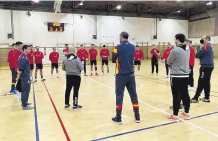  ?? RFEBM ?? La selección española inició una preparació­n para la cita europea que se interrumpi­rá brevemente para que los jugadores puedan despedir el año con sus familas antes de pasar un mes fuera
//