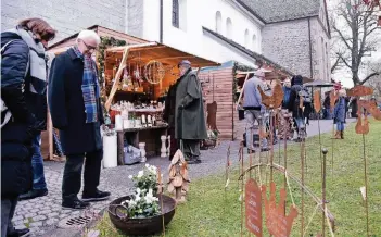  ??  ?? Die Besucher freuen sich über die kleinen und großen Geschenkid­een auf dem Düsseler Weihnachts­markt.