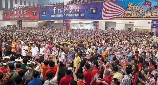  ??  ?? Show of
strength: Najib joining Liow and others at the Chinese Community Patriotic Assembly at PWTC, Kuala Lumpur, in celebratio­n of Malaysia Day. — Bernama