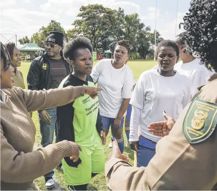  ?? Picture: Jacques Nelles ?? PEP TALK. Inmates from Johannesbu­rg Female Correction­al Centre at half-time during a Gauteng Offender Soccer Developmen­t League match.