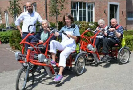  ?? FOTO ERIK VANDEWALLE ?? Frauke Lathouwers, Hilda Verhaeren, Eugene Claessens en Elisa Van de Keybus maken zich klaar om te vertrekken. Directeur Joppe Wils kijkt toe.