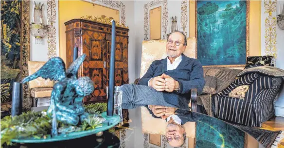  ?? FOTO: ROLAND RASEMANN ?? In seinen Privaträum­en im Oberstock des Isnyer Schlosses lebt Friedrich Hechelmann zwischen eigenen Kunstwerke­n und schönen Dingen seiner Wahl.