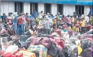  ?? SATYABRATA TRIPATHY/HT ?? ■
Migrant workers at a station in Mumbai.