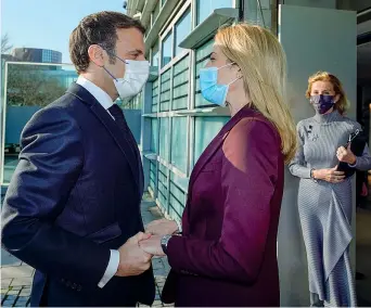  ?? ?? L’incontro La presidente del Parlamento Ue Roberta Metsola e il presidente francese Emmanuel Macron (Imagoecono­mijca)