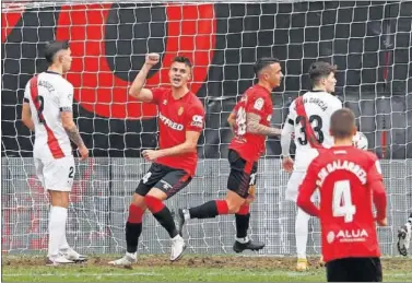  ??  ?? Los jugadores del Mallorca celebran el 0-3 de Salva Sevilla ante la desesperac­ión rival.