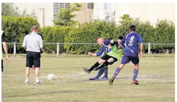  ??  ?? Parfois physique, le match a tourné à l’avantage des Mortagnais.