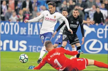  ??  ?? GOLEADOR. Javi Ros, del Zaragoza, anotó el único tanto del partido para sumar tres puntos.