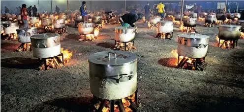  ?? | PHANDO JIKELO African News Agency (ANA) ?? IN PREPARATIO­N of Eid today, hundreds of pots of akni are being prepared by the Nakhlistan organisati­on to be distribute­d to feed thousands of people in disadvanta­ged communitie­s. This while the country’s largest mosque - Masjidul - Quds in Gatesville experience­d an unpreceden­ted level of goodwill from its 6 000- strong congregati­on. At the end of the month the congregati­on donated in excess of R1.5 million towards the poor and destitute.