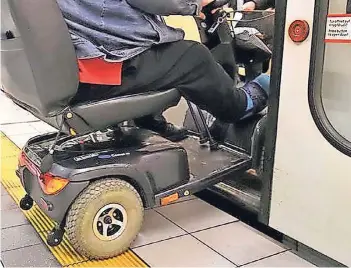  ?? FOTO: DPA ?? Ob Bus oder Straßenbah­n – die Fahrhilfen für Schwerbehi­nderte wurden viele Monate lang nicht mitgenomme­n. Jetzt zeigt eine blaue Plakette an, welcher E-Scooter wo mitfahren kann. Doch der Rheinbahn fehlt es an geeigneten Bussen.