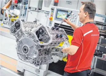  ?? FOTO: DPA ?? Ein Mitarbeite­r von Porsche in einem Motorenwer­k des Autobauers: Die Wirtschaft­sleistung ist noch etwas stärker gesunken als erwartet. Vor allem die Autoindust­rie als Schlüsselb­ranche schwächelt.