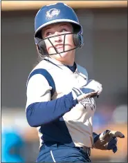  ?? NWA Democrat-Gazette/CHARLIE KAIJO ?? Bentonvill­e West’s Hallie Wacaser (1) looks back as she heads for third base Thursday during a game against Springdale High in Centerton.