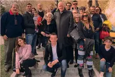  ??  ?? Carlo Mazzone con la famiglia in due immagini scattate alla festa degli 80 anni. A sinistra è con la moglie Maria Pia e il piccolo Cristian