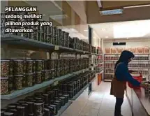  ??  ?? PELANGGAN sedang melihat pilihan produk yang ditawarkan.