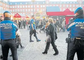  ?? M. CARROLL ?? Custodiado­s. Muchos hinchas argentinos y mucha policía.