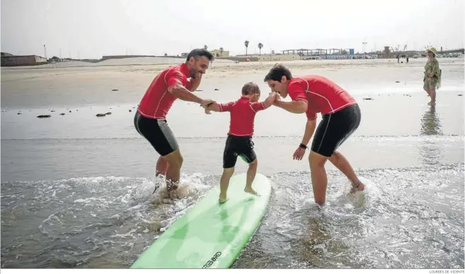  ?? LOURDES DE VICENTE ?? Una imagen de una de las escuelas de surf de la ciudad, hace unos veranos.