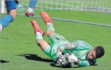  ??  ?? Munir detiene el balón a ras de césped en un partido de esta temporada.