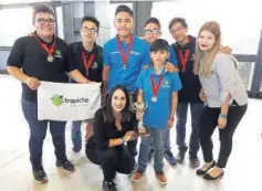  ??  ?? CAMPEONES. Equipos de Trapiche ganadores de la categoría libre del Robotix Faire 2018.