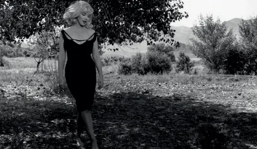  ??  ?? A Ca’ dei Carraresi Inge Morath, Marylin Monroe sul set di «Misfits», Nevada (1960). nella foto piccola, «Autoscatto, Gerusalemm­e» (1958)