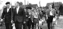  ??  ?? Gerhard Leisering und Gerhard Schmidt mit dem Pionierspi­elmannszug in Beierdorf bei Pölzig im Jahr . Foto: Repro Dietmar Nikelat