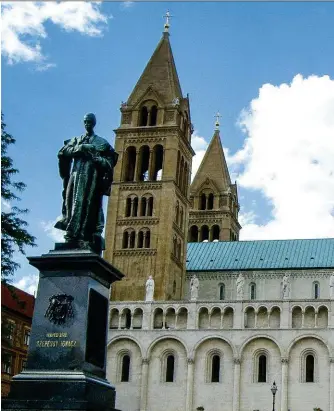  ??  ?? Auch in Pécs zeugen zahllose Schlösser an Gartengitt­ern nahe des Doms von ewiger Liebe Frischgetr­auter. Unten: Figuren mit Eosin-Glasur wie hier am Zsolnay-Brunnen haben Weltruf. Vor dem mächtigen Dom finden immer wieder großartige Konzerte statt