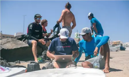  ??  ?? Aux côtés de Rémi Vila, Tristan est impliqué avec Matteo Iachino, Antoine Questel et Gonzalo Costa Hoevel dans le développem­ent des iSonic Starboard.