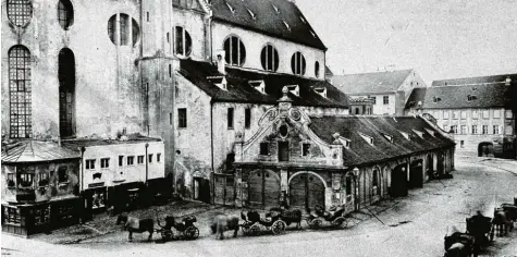  ?? Fotos: Sammlung Häußler ?? Um 1880: Pferde‰Taxis an der Schranne neben der Moritzkirc­he. Im Hintergrun­d versperren Gebäude die Durchfahrt zum Königsplat­z.