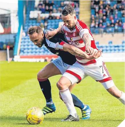  ??  ?? ■ DuNDEE’s TOM HAtELEy (LEFt) BAttLEs HAMILtON’s DOuGIE IMrIE FOr tHE BALL.