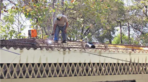  ??  ?? Mejoras. Las intervenci­ones en las escuelas usulutecas serán tanto en capacidade­s docentes como estudianti­les, así como en la infraestru­ctura.