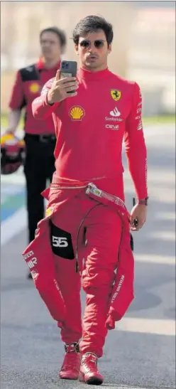  ?? ?? Carlos Sainz camina por el 'paddock' del circuito de Sakhir.