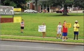  ?? BOB KEELER — DIGITAL FIRST MEDIA ?? Souderton Area Community Education Summer Adventure Day Camp members hold up signs for the Alex’s Lemonade Stand at Franconia Elementary School.