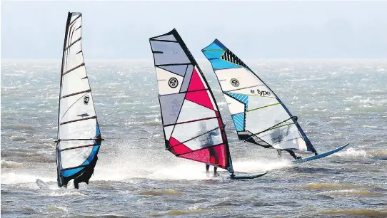  ?? JOHN MAHONEY, MONTREAL GAZETTE FILES ?? Wind surfers enjoy sunny and unseasonab­ly mild weather on a November day in the bay of Lac St-Louis off Pointe-Claire Village.