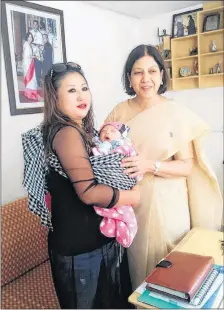  ?? THE CANADIAN PRESS/HO, VIKALI ZHIMOMI ?? Vikali A Zhimomi and her grandson Atomika A Zhimomi pose for a photo with Dr. Neelam Kler, right.
